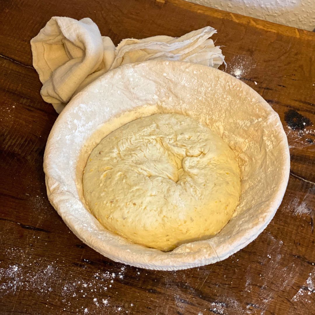 Maisbrot im Gärkorb